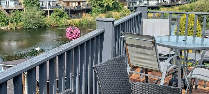 Family Chalet with Games Room Near Snowdonia